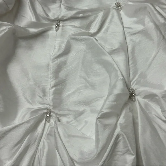 David's Bridal Classic White Gown - Picture 5 of 5